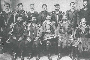 ΦΩΤΟΗΜΕΡΑΣ:Ομάδα επιζησάντων εθελοντών αγωνιστών στο Ηπειρωτικό μέτωπο από τη Φάλαγγα Κισσάμου του Μπαλαντίνου. Η φωτογραφία τραβήχτηκε μερικά χρόνια μετά, το 1917 στα Χανιά.