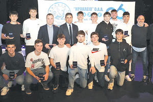 Ο κ. Αυγενάκης βράβευσε την ομάδα μπάσκετ Παίδων του «Ηράκλειο» ΟΑΑ