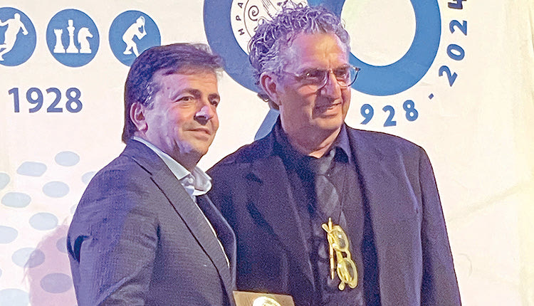 Ο κ. Δελάκης βράβευσε τον κ. Συριγωνάκη