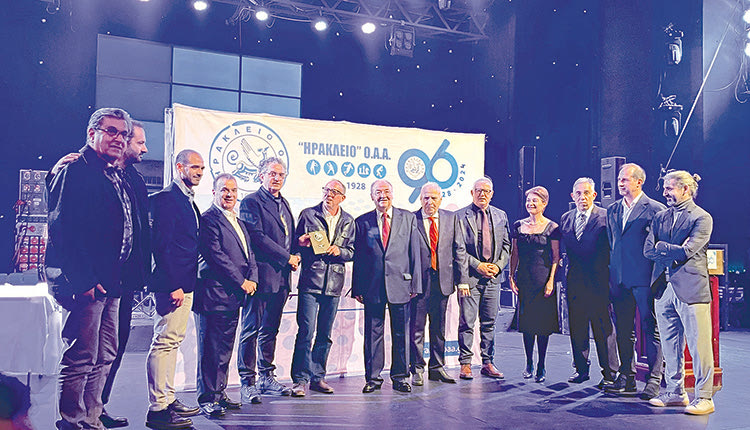 Μέλη του «Ηράκλειο» ΟΑΑ και παλιοί πρόεδροι τίμησαν τον Λάμπη Μελισσουργάκη