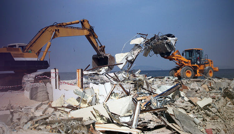 Αιγιαλός και παραλία: Όταν τα πρωτόκολλα κατεδάφισης γίνονται… κουρελόχαρτα 