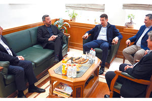 Στον Αρναουτάκη ο Σέρβος πρέσβης