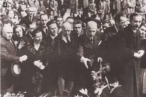 «Σ΄αυτό το φέρετρο ακουμπά η Ελλάδα…»