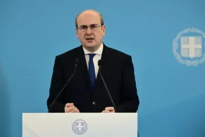 Ο Χατζηδάκης παραδέχθηκε ότι οι τράπεζες χρεώνουν τους επαγγελματίες στο IRIS