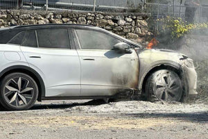 Πάρκαρε το ηλεκτρικό αυτοκίνητο πάνω σε… κάρβουνα!