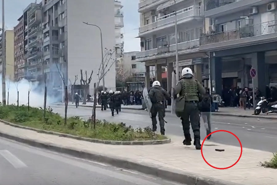Η στιγμή που αστυνομικός χάνει το όπλο του κατά την διάρκεια των διαδηλώσεων!