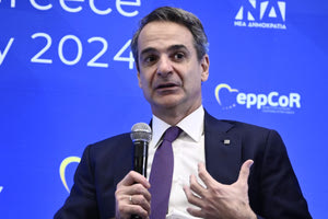 Καρότο και μαστίγιο από Μητσοτάκη για αγρότες, μη κρατικά Πανεπιστήμια και όχι μόνο