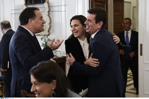 Φωτογραφίες από τα «πηγαδάκια» στο υπουργικό συμβούλιο και οι αναφορές του Κ. Μητσοτάκη