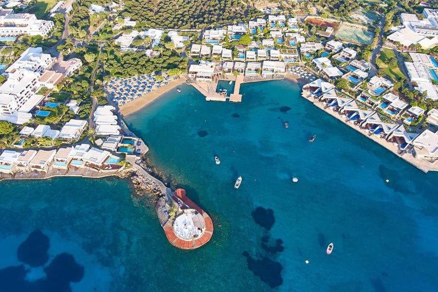 Το Δικαστήριο “διόρθωσε” τις τιμές εκκίνησης του πλειστηριασμού για τα δύο ξενοδοχεία στην Ελούντα