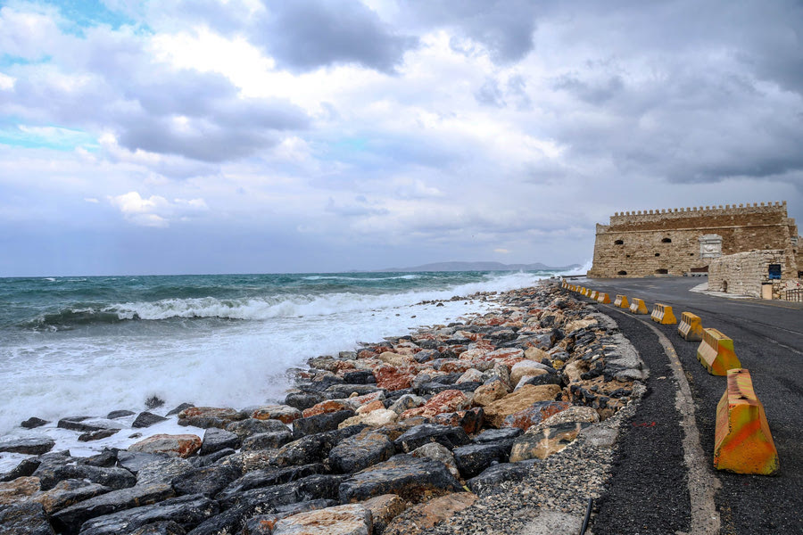 Υποχωρούν καταιγίδες και βροχοπτώσεις, παραμένουν τα μποφόρ στην Κρήτη