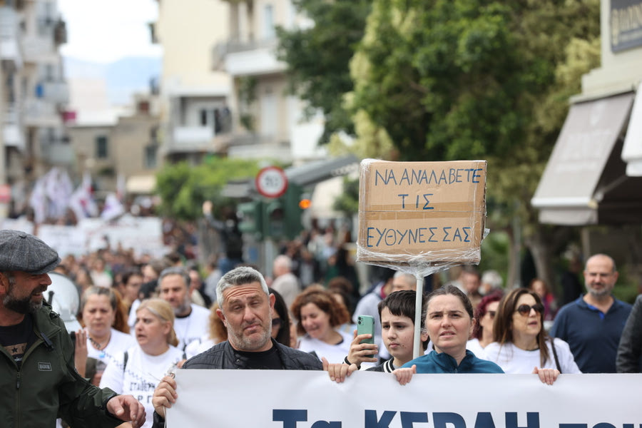 Τραγωδία στα Τέμπη: Η διαδήλωση στο Ηράκλειο μέσα από 10 χαρακτηριστικές φωτογραφίες