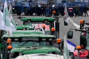 Ετοιμάζονται να…μπουκάρουν στο Παρίσι οι αγρότες