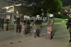 Έφοδος των ΜΑΤ στη Νομική του ΑΠΘ για να “σπάσει” η κατάληψη