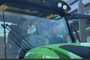 Στο Σύνταγμα με τους αγρότες ο Στέφανος Κασσελάκης –  ανέβηκε σε τρακτέρ