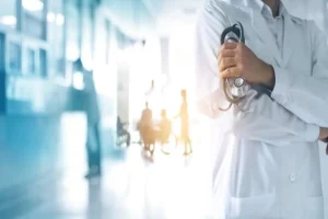 Συνελήφθη διευθυντής της καρδιοχειρουργικής του Ιπποκράτειου για φακελάκι 5.000 ευρώ