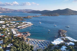 “Στο σφυρί” και το Elounda Beach του Ομίλου Μαντωνανάκη