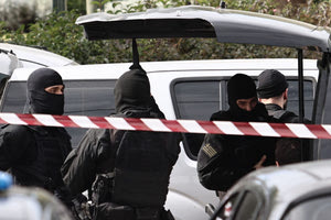 Μακελειό στη Γλυφάδα: Ψάχνουν απαντήσεις σε κλήσεις και τραπεζικούς λογαριασμούς