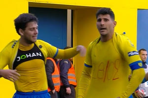 Ο Νίκος Καρέλης τίμησε τη μνήμη των θυμάτων των Τεμπών στο γκολ του Ντουάρτε