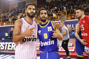 Φωτογραφήθηκαν μαζί μετά το Ολυμπιακός – Περιστέρι : Αντίπαλοι μόνο για 40 λεπτά τα αδέλφια Λονγκ