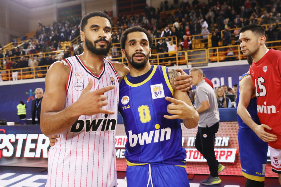 Φωτογραφήθηκαν μαζί μετά το Ολυμπιακός – Περιστέρι : Αντίπαλοι μόνο για 40 λεπτά τα αδέλφια Λονγκ