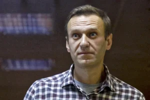 Politico: Σκότωσαν τον Ναβάλνι λίγο πριν απελευθερωθεί με μεσολάβηση Αμπράμοβιτς