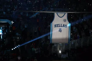 Η φανέλα του Νίκου Γκάλη στην οροφή του ΣΕΦ