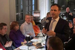 Η ΠτΔ Κατερίνα Σακελλαροπούλου και υπουργοί της Κυβέρνησης γιόρτασαν σε wine bar την ψήφιση του γάμου των ομόφυλων ζευγαριών