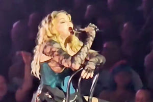 Η τούμπα της Μαντόνα από την καρέκλα!