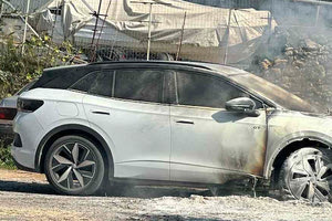 Μεγάλες ζημιές σε αυτοκίνητο που ήταν σταθμευμένο στο πάρκινγκ της εφορίας