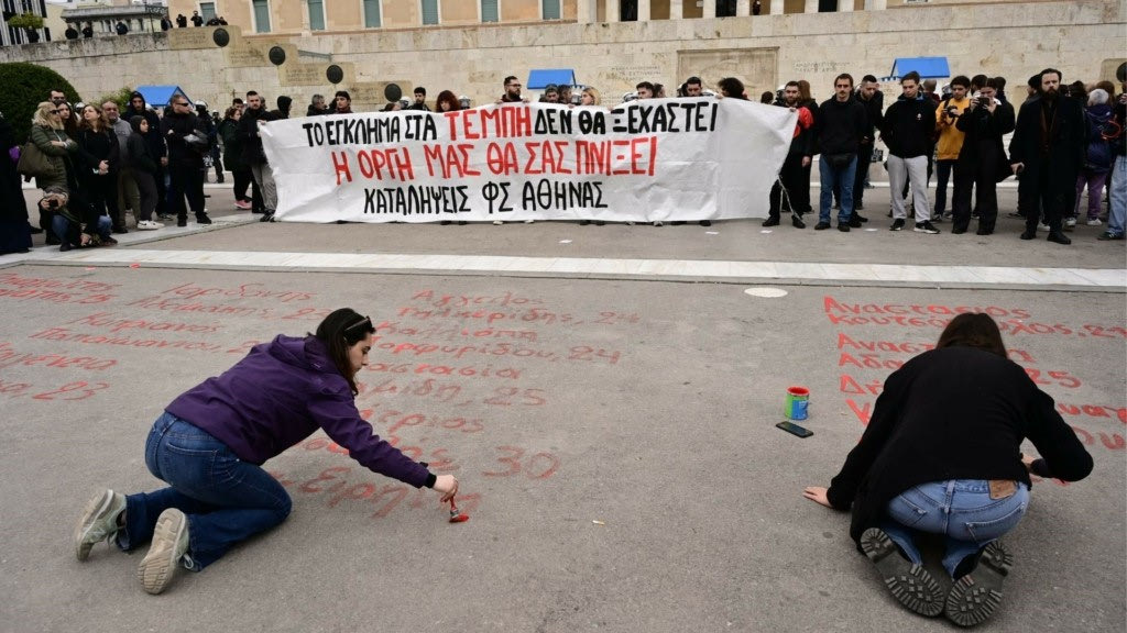 Έγραψαν με κόκκινη μπογιά τα ονόματα των 57 θυμάτων