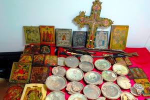 70χρονη έκρυβε στο σπίτι της αρχαία αντικείμενα, εικόνες και όπλα