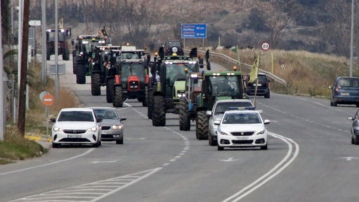 Με τρακτέρ στην Αθήνα οι αγρότες: ξεκίνησαν την καθοδό τους με φόντο το Πανελλαδικό συλλαλητήριο