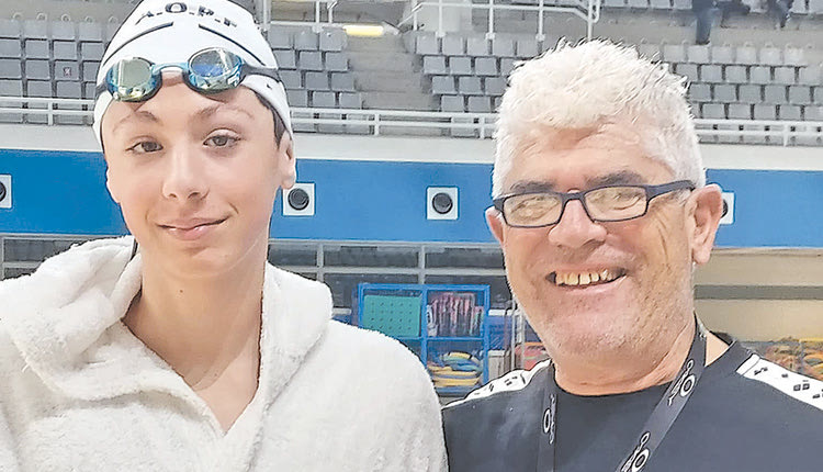 και Γιάννης Πετράκης με τον προπονητή τους