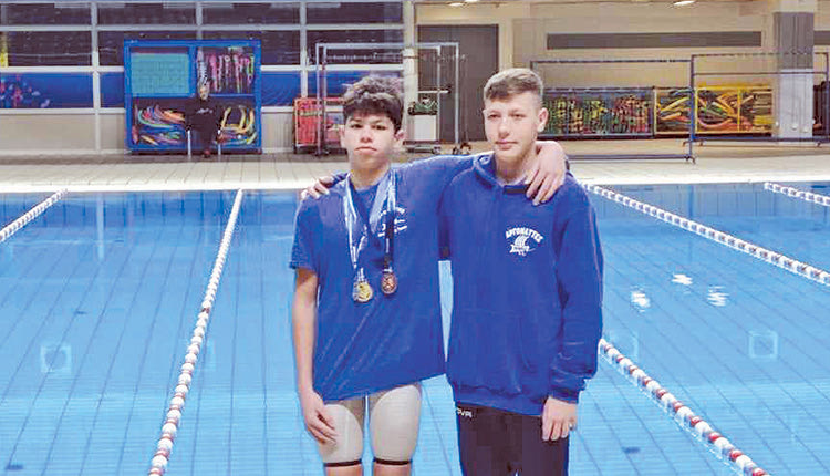  Οι Γιάννης Παλιάτσιος, Άγγελος/Μιχάλης Μαλλιαράκης και Γιάννης Πετράκης με τον προπονητή τους