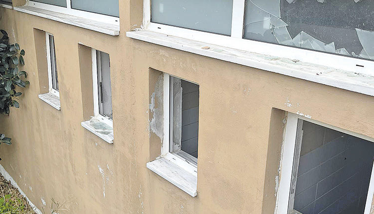 Η καγκελόπορτα μπήκε στη θέση της στο γήπεδο 5Χ5 του Σκαλανίου, αλλά ο χώρος έχει εγκαταλειφθεί και όπως είδε ο αντιδήμαρχος Αθλητισμού κ. Τσαπάκης έχει γίνει πλιάτσικο...