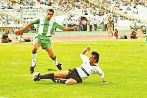 Ο Πουρσανίδης με τον Δώνη του Παναθηναϊκού σε ένα από τα πολλά χαμένα εκτός έδρας ματς του ΟΦΗ τη σεζόν ‘93-94