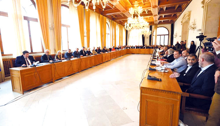 ΑΠΟΣΤΕΛΛΟΝΤΑΙ ΚΙΟΛΑΣ ΟΙ ΠΡΟΣΚΛΗΣΕΙΣ ΣΕ ΠΑΡΑΚΑΤΑΘΗΚΩΝ ΚΑΙ ΤΡΑΠΕΖΕΣ Με τις ψήφους της παράταξης Καλοκαιρινού η λήψη του δανείου