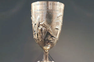 ΤΟ ΔΑΝΕΙΖΕΙ ΤΟ ΙΔΡΥΜΑ ΣΤΑΥΡΟΣ ΝΙΑΡΧΟΣ ΜΕ ΑΦΟΡΜΗ ΤΟΥΣ ΟΛΥΜΠΙΑΚΟΥΣ ΑΓΩΝΕΣ Tο Κύπελλο του Σπύρου Λούη στο Μουσείο του Λούβρου