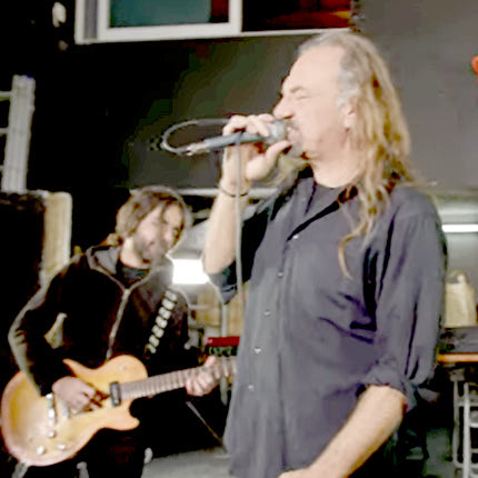 Το νέο τραγούδι των Magic De Spell, ένας ύμνος στη φιλία που άνθησε στην Κρήτη