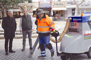 Επανέφεραν μετά από πολλούς μήνες (μετά τις απαιτούμενες επισκευές) στους δρόμους και στους κοινόχρηστους χώρους της πολης, δυο ηλεκτρικά σάρωθρα πεζού χειριστή, που επιτρέπουν τον καθαρισμό δύσκολων σημείων όπως είναι οι γωνίες και οι σχάρες των δέντρων άλλα και ένα ευέλικτο ρυμουλκούμενο πιεστικό όχημα που θα χρησιμοποιείται αντίστοιχα σε στενά και δυσπρόσιτα σημεία.