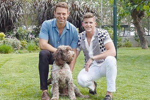 Μπορεί τον περασμένο Οκτώβριο ο Στέφανος Κασσελάκης και ο σύντροφός του να παντρεύτηκαν στη Νέα Υόρκη αλλά θέλουν να το ξανακάνουν κι εδώ! Μιλώντας στο STAR, ο Τάιλερ Μακμπέθ δήλωσε ότι το ζευγάρι σχεδιάζει να παντρευτεί και στην Ελλάδα