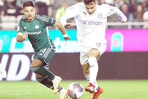 Απών από το αυριανό παιχνίδι ο Γκαγιέγος (στη φωτό με Παλάσιος) λόγω τιμωρίας