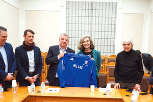 Η κ. Σακοράφα δώρισε στον κ. Αρναουτάκη την εμφάνιση της Εθνικής στοίβου