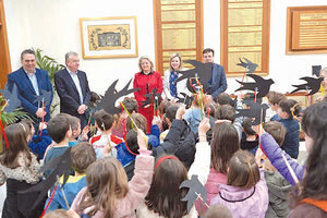 Μικροί μαθητές έψαλαν τα κάλαντα της Άνοιξης στην Περιφέρεια Κρήτης