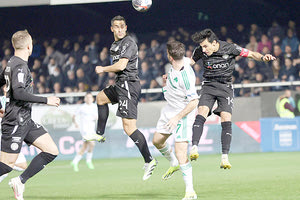 Βούρος και Λαμπρόπουλος διεκδικούν τη μπάλα από τον Ιωαννίδη υπό το βλέμμα του Τοράρινσον