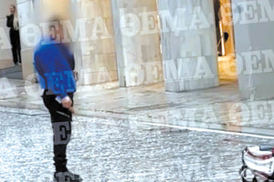 Ο δράστης με το μαχαίρι λίγο πριν συλληφθεί