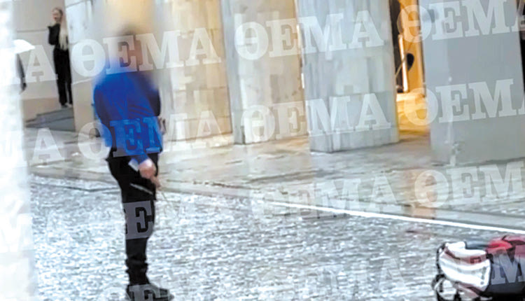 Ο δράστης με το μαχαίρι λίγο πριν συλληφθεί