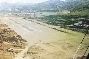 Το πολεμικό αεροδρόμιο Καστελλίου το Φθινόπωρο του 1942. Στο βάθος διακρίνεται το Καστέλλι Πεδιάδος, δεξιά το χωριό Διαβαϊδέ και στον διάδρομο προσγειώσεως βρίσκονται τρία γερμανικά αεροπλάνα. (Πηγή: REPUBLIQUE FRANCAISE, imagesdefense.gouv.fr και αρχείο Γεωργίου Α. Καλογεράκη)