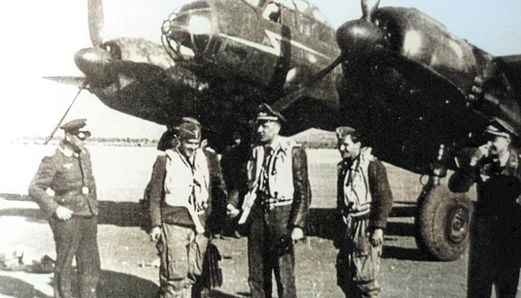 Αεροδρόμιο Καστελλίου, 1943. Στο μέσον ο Διοικητής του αεροδρομίου Ταγματάρχης Τροστ (Πηγή: Ρομπέρτο Λέμπολντ και αρχείο Γεωργίου Α. Καλογεράκη)