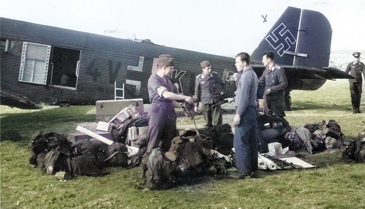 Μεταφορά υπαξιωματικών και αξιωματικών της Μονάδας 2(F)123 στο πολεμικό αεροδρόμιο Καστελλίου τον Μάιο του 1942(Πηγή: Ρομπέρτο Λέμπολντ και αρχείο Γεωργίου Α. Καλογεράκη)